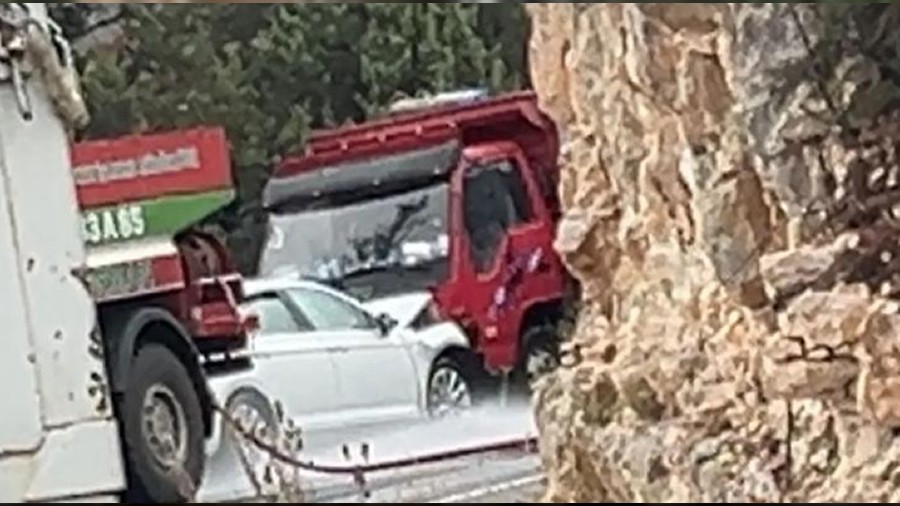 Abanozda Feci Kaza: Kamyon ile Otomobil Kafa Kafaya arpt