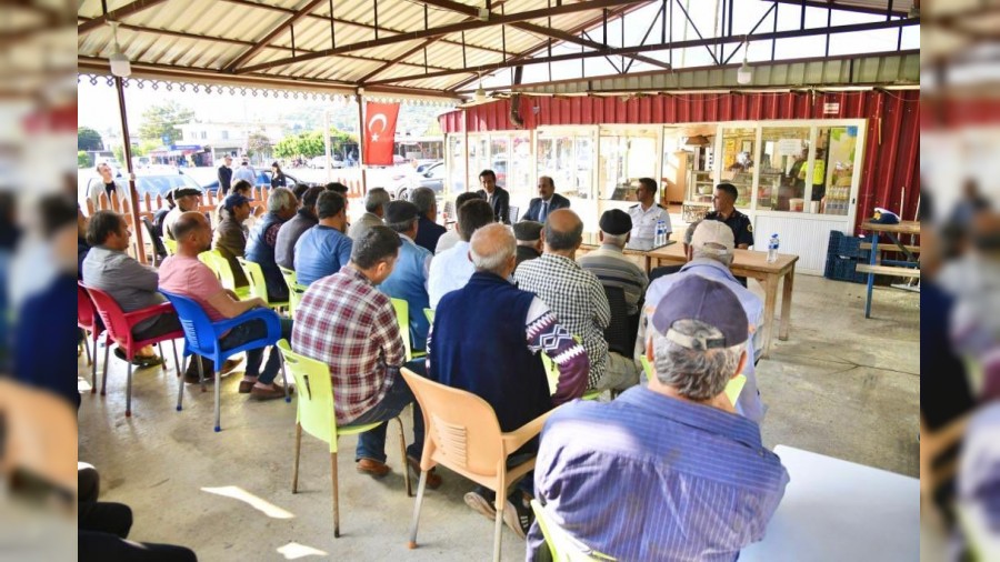 Mersin Valisi ziyaretlerine siyasileri dhil etmemesi ve ziyattede bulunmamas dikkatlerden kamad