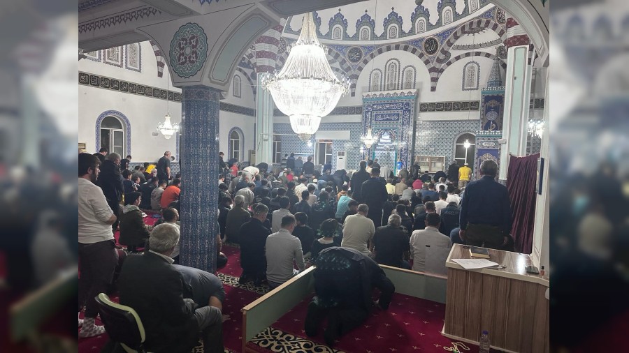 Kadir Gecesi eller semaya kalktı