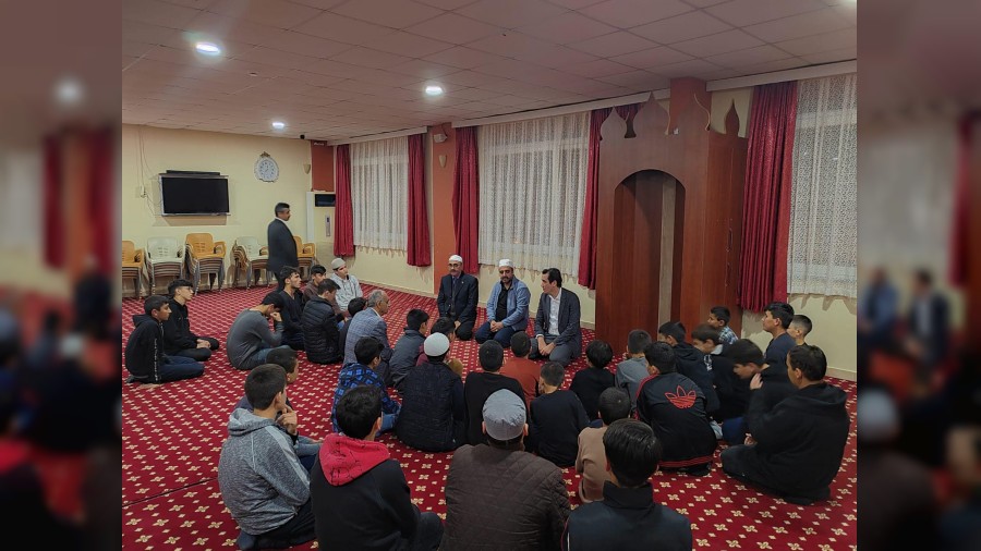 Kaymakam Kuran Kursu rencileriyle iftarda bulutu