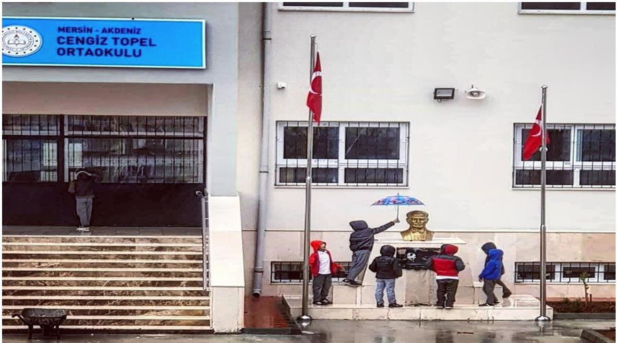 Atatrk bstn saatlerce yamurdan korudular