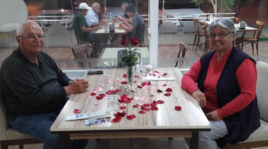 45.Evlilik yldnmnde masay gllerle donatt