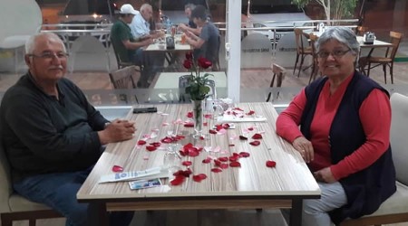 45.Evlilik yldnmnde masay gllerle donatt