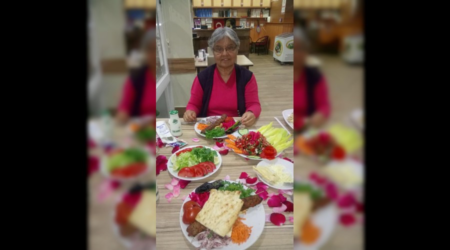45.Evlilik yldnmnde masay gllerle donatt
