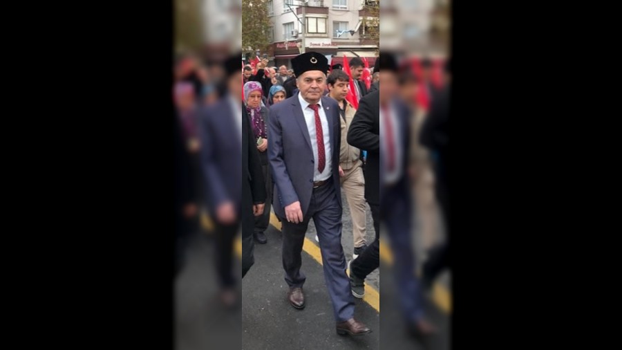 Bakan kalpak giydi, dikkatleri zerine ekti