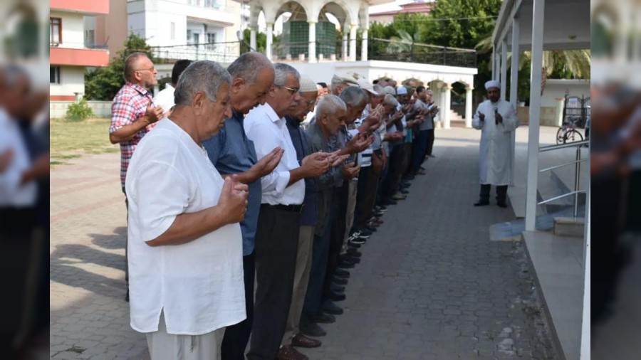 Gyabi cenaze namazna ok az sayda vatanda katld